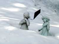 Garden figures in snoiw  0676